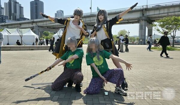 방문한 이용자들과 함께 사진을 찍어주는 개척자 코스어 / 게임와이 촬영