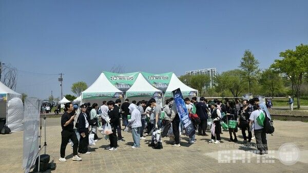 방문한 이용자들이 쓰레기를 줍기 위해 준비하는 모습 / 게임와이 촬영