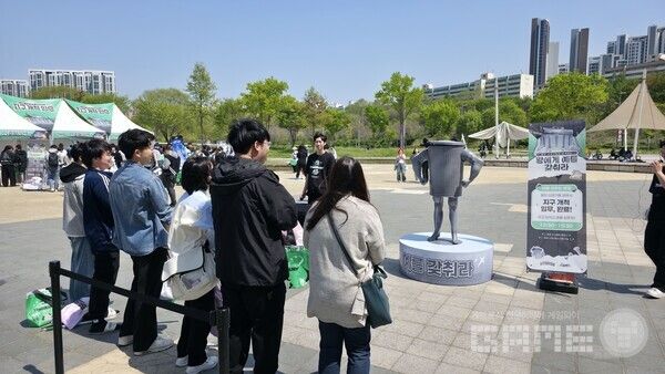 현장에서 볼 수 있던 왕의 쓰레기통의 모습 / 게임와이 촬영