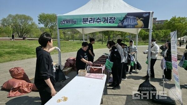 줏어온 쓰레기는 현장의 분리수거장에서 버리게 된다 / 게임와이 촬영