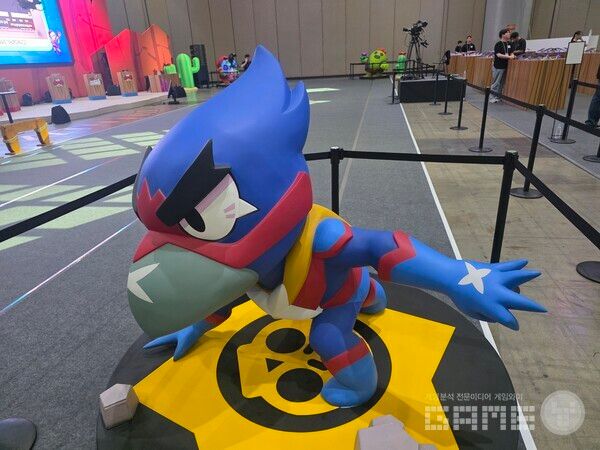 제1전시장 곳곳에 전시된 브롤스타즈 캐릭터 조형물들.