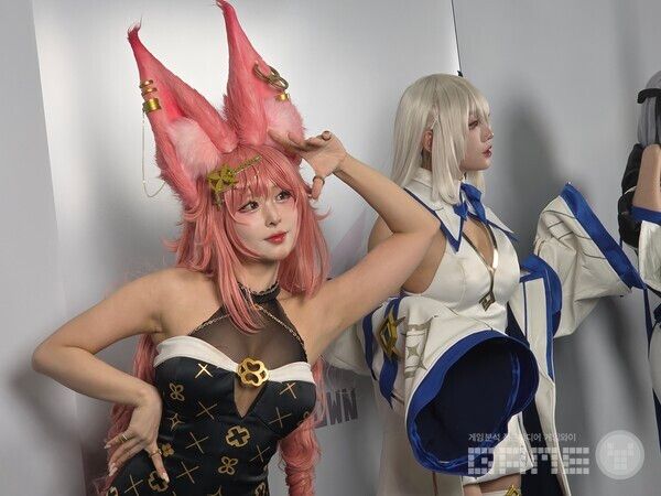 플레이엑스포에서 포즈를 취하고 있는 팀 에이크라운 /게임와이 촬영