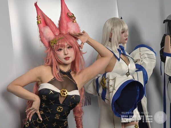 플레이엑스포에서 포즈를 취하고 있는 팀 에이크라운 /게임와이 촬영