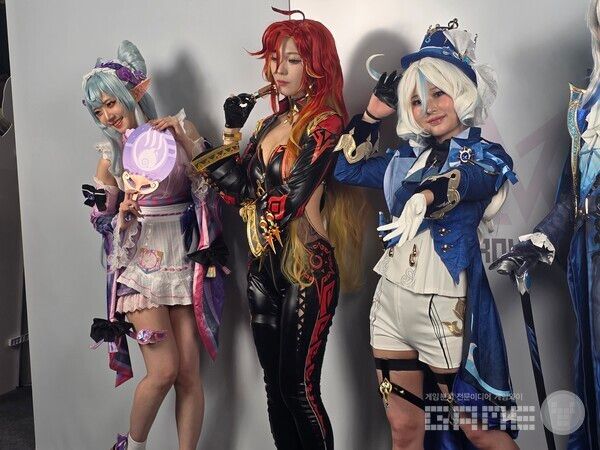 플레이엑스포에서 포즈를 취하고 있는 팀 에이크라운 /게임와이 촬영