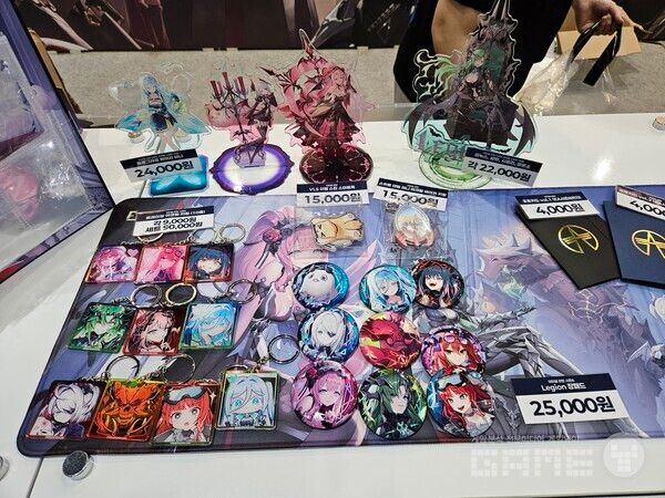 이전 행사때와 마찬가지로 준비된 공식 굿즈들. 컨셉은 시즌 7&nbsp;/ 게임와이 촬영