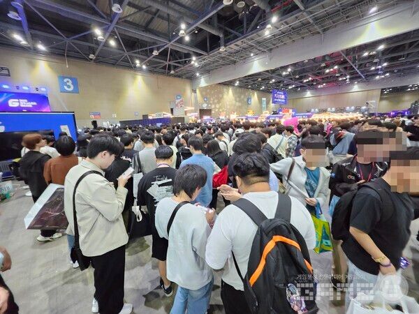 자신의 예약 입장 순서를 기다리는 이용자들. 엄청난 인파를 자랑했다&nbsp;/ 게임와이 촬영