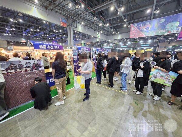 메인 부스 뿐만 아니라 루미아 야시장에도 많은 이용자들이 시작과 동시에 방문했다&nbsp;/ 게임와이 촬영