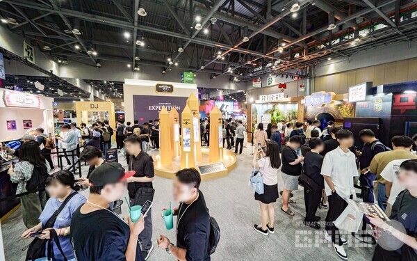 스마일게이트 스토브가 ‘플레이엑스포 2025’에서 선보인 테마형 체험 부스 ‘STOVE WONDER WORLD’가 행사 기간 동안 누적 1만여 명의 방문객을 기록하며 성황리에 막을 내렸다.