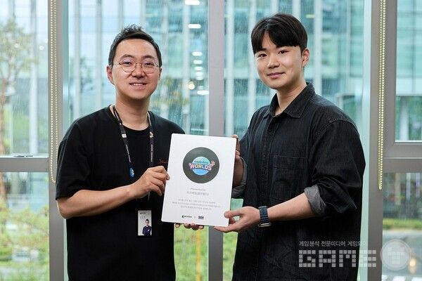 지난 달 감사패 수여 받은 ‘아르테일’ 크리에이터 ‘룰루월드’ (우측) / 넥슨