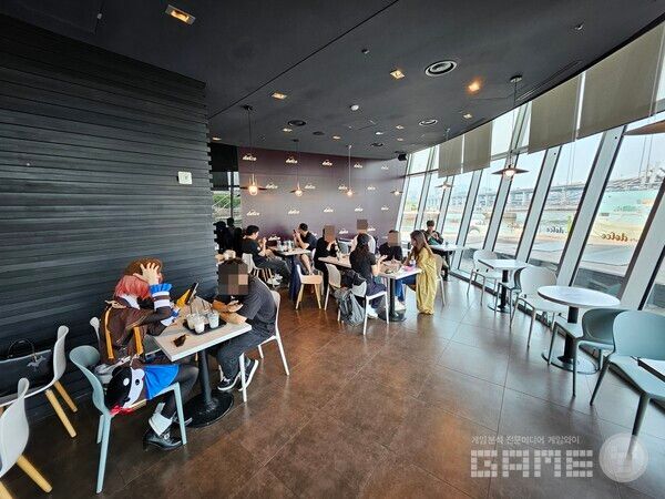 많은 이용자들이 카페에 방문해 이벤트를 즐기고 있었다 / 게임와이 촬영&nbsp;