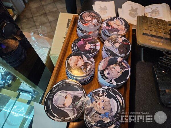 특전으로 받을 수 있는 8개의 코스터 / 게임와이 촬영&nbsp;