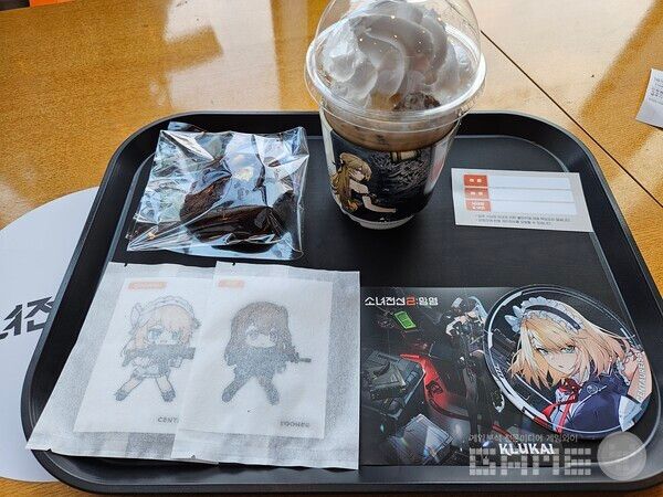 메뉴를 주문하면 받을 수 있는 것들. 스티커의 크기가 생각보다 많이 크다 / 게임와이 촬영