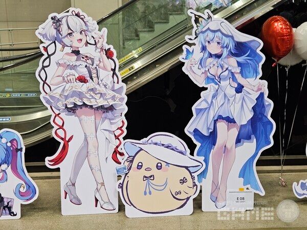 입구에 있던 등신대. 2차 창작 작가들이 만든겁니다! / 게임와이 촬영