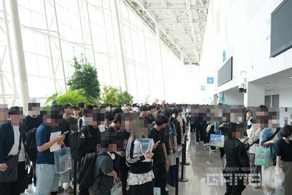 입장 첫 타임에는 당연하게도 대기열이 가득하다&nbsp;/ 게임와이 촬영