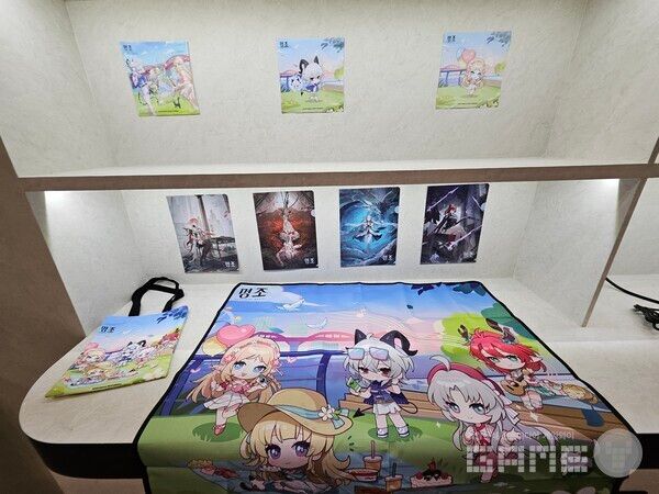 명조 1주년 기념 굿즈의 모습.&nbsp; 이 밖에도 다양한 굿즈를 현장에 마련되어 있었다&nbsp;/ 게임와이 촬영