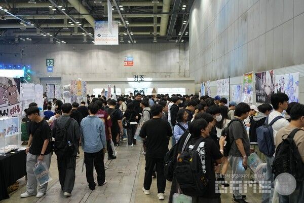 인기있는 작가들이 참여하다보니 2차 창작 부스에도 많은 사람이 모였다&nbsp;/ 게임와이 촬영
