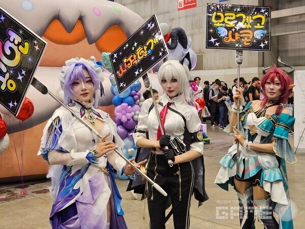 이런식으로 현장을 돌아다니며 이용자들과 사진을 찍거나 소통하기도 했다&nbsp;/ 게임와이 촬영