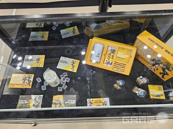 컴포즈 커피 컬래버 굿즈 세트의 모습&nbsp;/ 게임와이 촬영