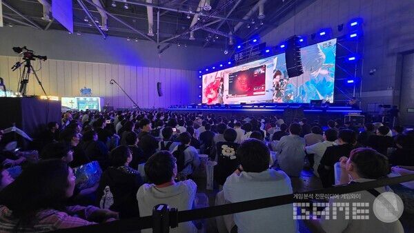 무대에서 진행되는 프리뷰 상영회를 보고 있는 이용자들의 모습 / 게임와이 촬영