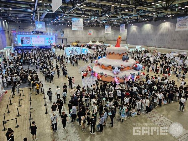 2층에서 내려다 본 행사장의 전경&nbsp;/ 게임와이 촬영