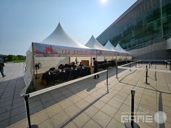 뒤쪽 스탠드에서 입장표와 팔찌를 받을 수 있다&nbsp;/ 게임와이 촬영