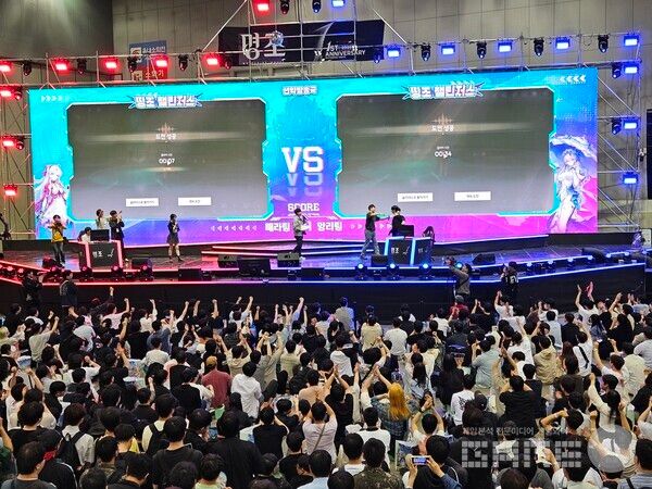 무대 프로그램이 진행될 때마다 많은 이용자가 모였고 호응도 엄청났다&nbsp;/ 게임와이 촬영