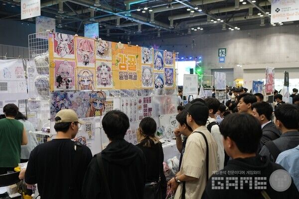 정말 인기가 많은 곳은 샘플을 보기도 힘들정도. 차단봉이 있는 부스도 있었다&nbsp;/ 게임와이 촬영