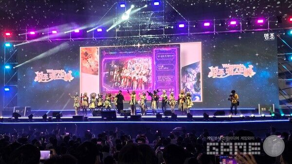 1주년을 맞이해 대형 오프라인 행사를 선보인 명조. 앞으로도 한국 이용자들과 소통하며 오랜 기간동안 사랑받길 바란다 / 게임와이 촬영&nbsp;