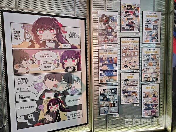 소녀전선 2의 인기 작가들의 만화도 전시되어 있었다 / 게임와이 촬영