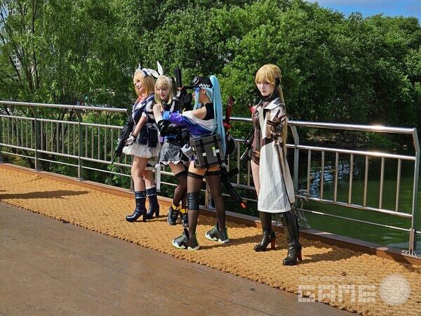 아침부터 기다리는 이용자들을 위해 코스어들이 짧은 포토 타임을 만들어줬다&nbsp;/ 게임와이 촬영