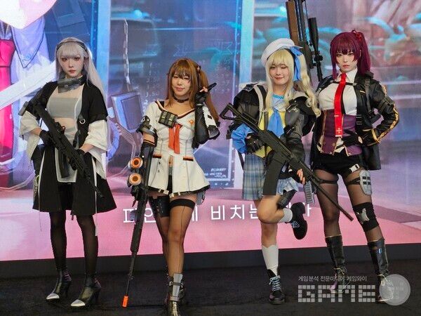 시간에 맞춰 중앙 무대에 코스어들이 방문해 포토 타임을 가졌다 / 게임와이 촬영