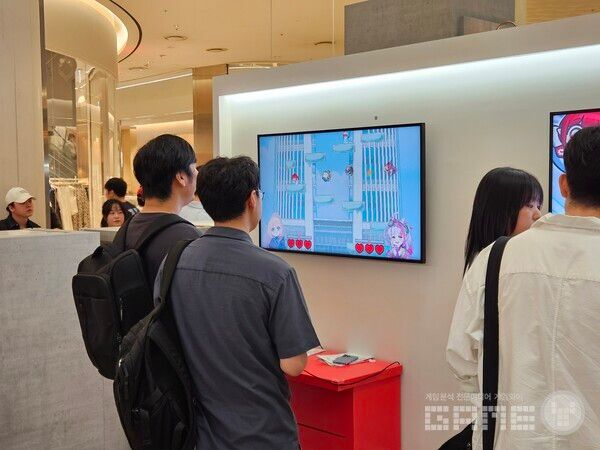 도트에다가 2P 플레이까지 가능하기에, 친구와 함께 방문한 이용자들에게 특히 좋은 평가를 받았다&nbsp;/ 게임와이 촬영