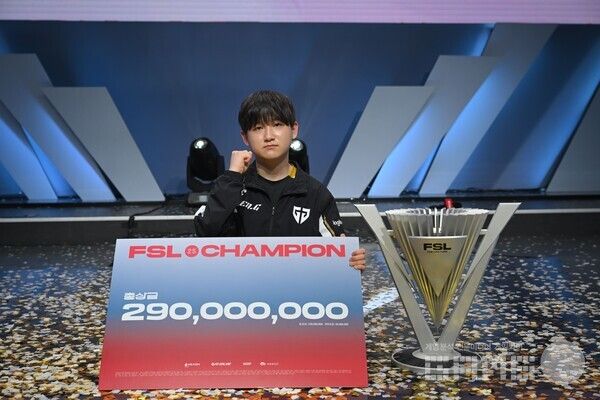 ‘FSL(FC 온라인 슈퍼 챔피언스 리그)’은 기존 ‘eK 리그 챔피언십’을 개편해 올해 처음 도입된 리그로, 지난 6월 14일 서울 잠실 DN콜로세움에서 열린 결승전에서는 Gen.G 소속 ‘wonder08’ 고원재가 T1의 ‘Ofel’ 강준호를 3:2로 꺾고 초대 챔피언에 올랐다.