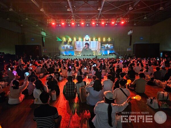 마비노기의 OST를 불러주는 배기성 가수의 모습 / 게임와이 촬영