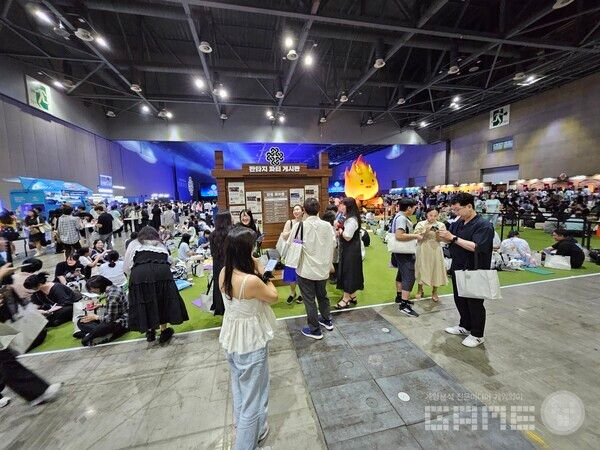 행사장의 정중앙인만큼 이용자들이 이곳에서 만난 후 이동하는 모습을 볼 수 있었다 / 게임와이 촬영