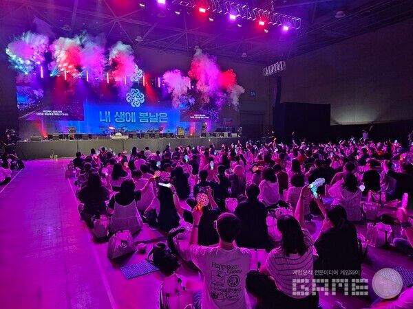 현장에서 이용자들의 가장 큰 호응을 이끌어낸 공연. 아마 민경훈 디렉터가 나와야 이길 수 있지 않을까 싶다 / 게임와이 촬영