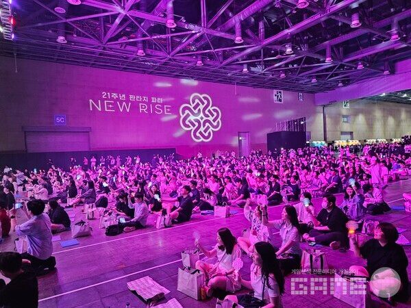 무대 프로그램이 끊임없이 이어지는만큼 ,이용자들도 자리를 계속 지켰다 / 게임와이 촬영&nbsp;