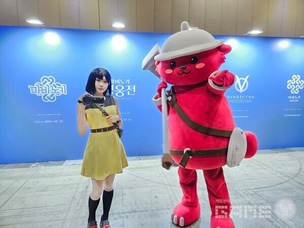 지나가는 사람들의 이목을 모은 코스어와 놀 치프틴 인형탈 / 게임와이 촬영