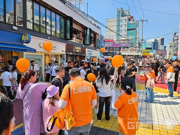 주황색의 티셔츠와 풍선으로 이용자들의 시선을 제대로 끌었다&nbsp;/ 게임와이 촬영