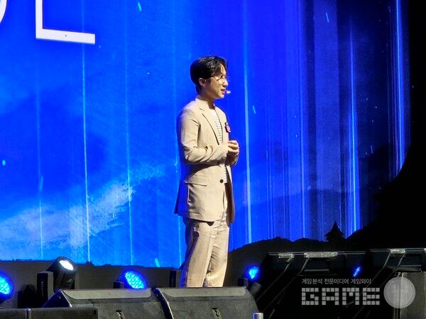 최동민 디렉터는 마비노기를 사랑해 준 이용자들을 위해 대규모 업데이트를 준비했다며 쇼케이스 발표를 시작했다 / 게임와이 촬영