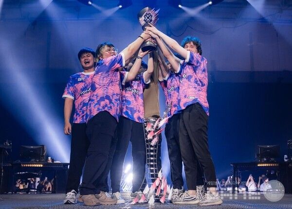 마스터스 토론토에서 우승을 차지한 페이퍼 렉스