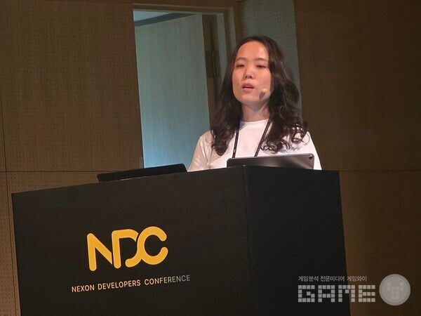  콘솔 UX 포스트모템 세션을 진행 중인 퍼스트스파크게임즈 이현희씨