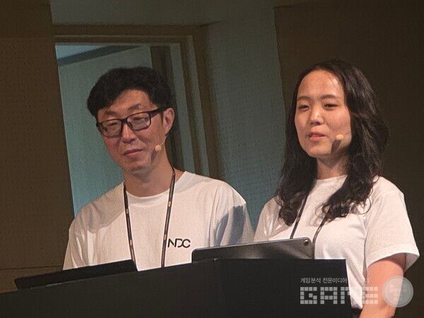 퍼스트스파크게임즈의 나태현씨와 이현희씨가 발표한 콘솔 UX 포스트모템 세션 /게임와이 촬영