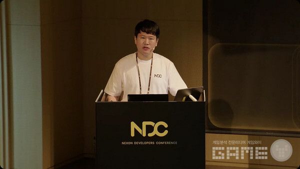 AI를 사용하여 게임 내 수많은 밸런스를 빠르게, 체계적으로 활용하는 주제에 대해 강연 중인&nbsp;넥슨코리아의 한재민 기획자