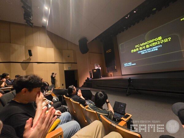 퍼스트스파크게임즈의 나태현씨와 이현희씨가 발표한 콘솔 UX 포스트모템 세션. 의외로 어려운 주제임에도 불구하고 넥슨 1994홀을 꽉 채운 참가자들 /게임와이 촬영