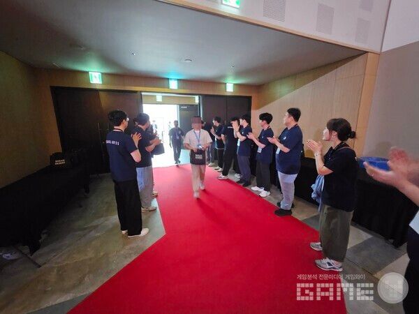 박수와 함께 행사장으로 입장!&nbsp;/ 게임와이 촬영