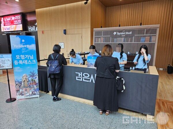 입구에서 예매를 확인한 후 팔찌 착용과 함께 입장하게 된다 / 게임와이 촬영