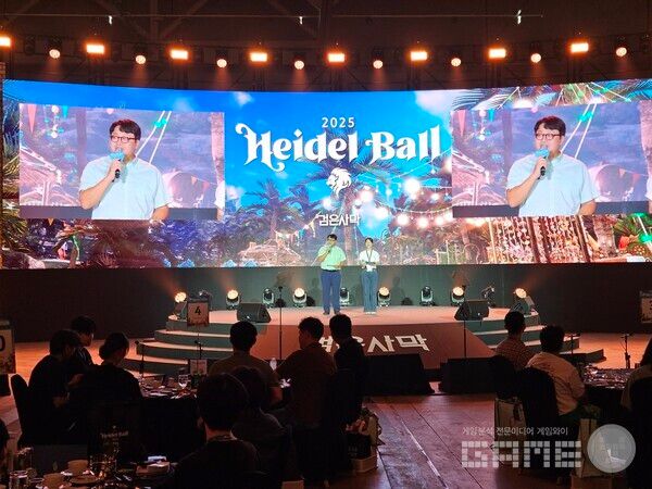 본격적인 시작에 앞서 허준 MC가 무대에 올라 이용자들과 인사했다&nbsp;/ 게임와이 촬영