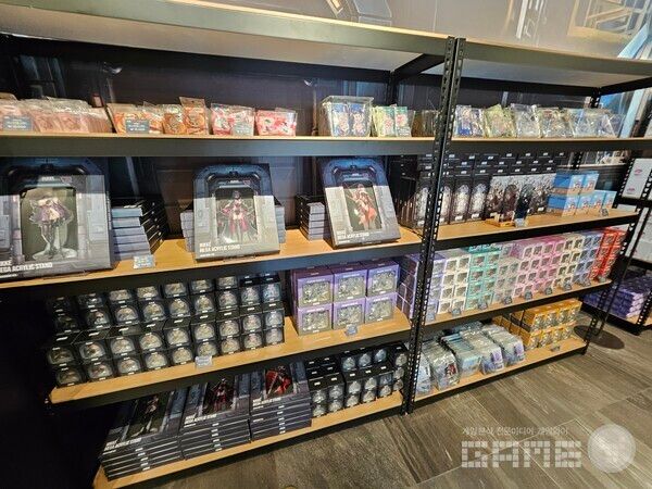 퍼즐, 아크릴 등 기본적인 게임 행사에서 구매할 수 있는 대부분의 굿즈가 준비되어 있었다&nbsp;/ 게임와이 촬영