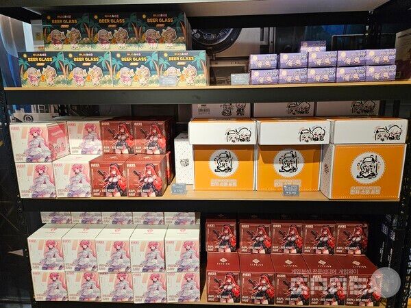 머그컵, 라면 그릇 등 실생활에서 쓸 수 있는 굿즈도 가득&nbsp;/ 게임와이 촬영